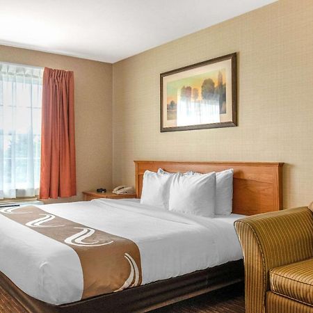 Quality Inn & Suites Cornwall Екстер'єр фото