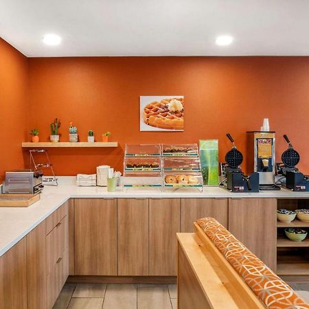 Quality Inn & Suites Cornwall Екстер'єр фото