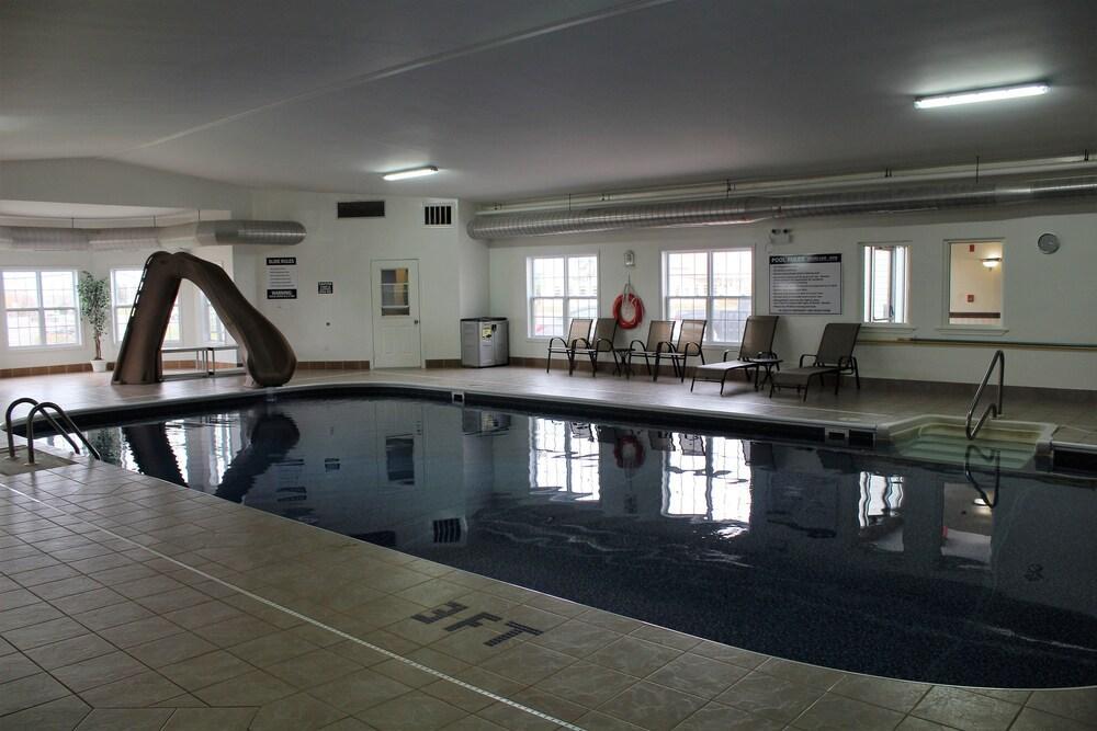Quality Inn & Suites Cornwall Екстер'єр фото
