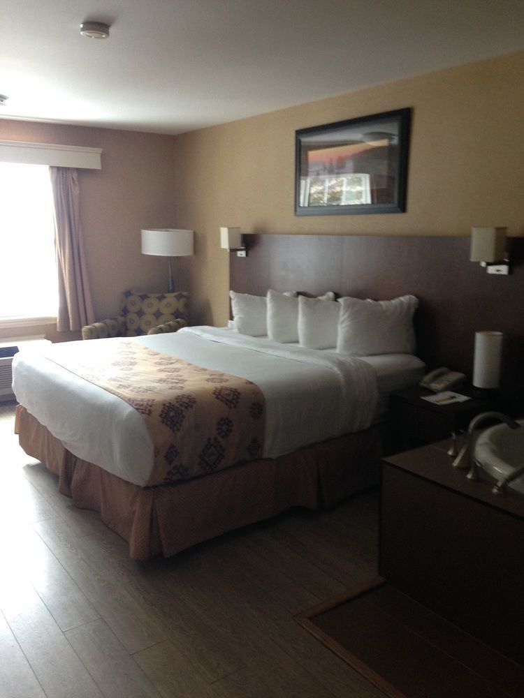 Quality Inn & Suites Cornwall Екстер'єр фото