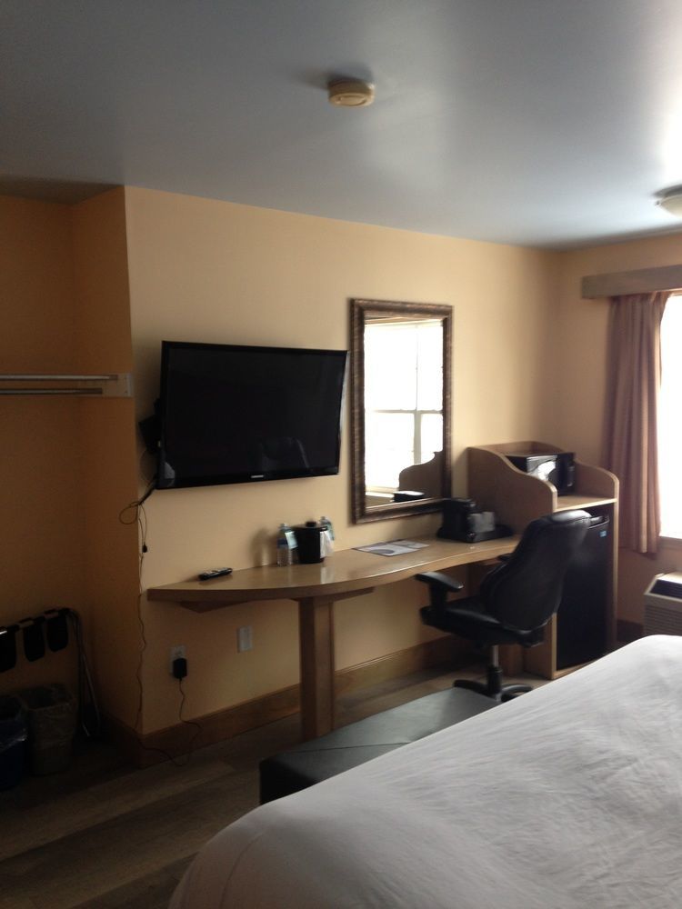 Quality Inn & Suites Cornwall Екстер'єр фото