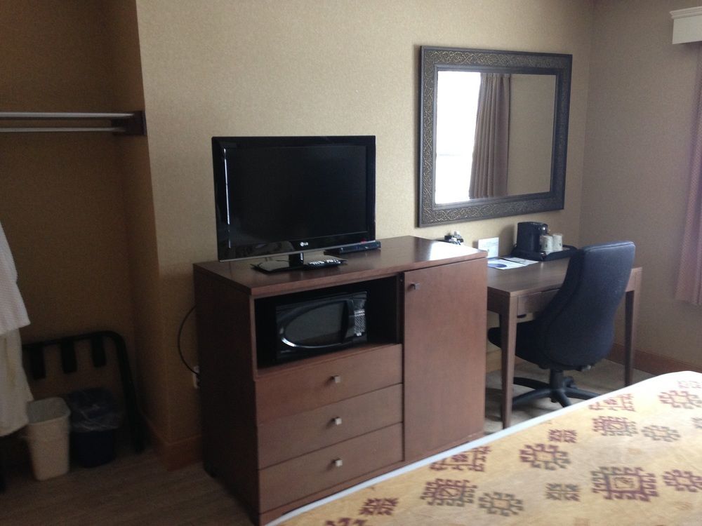 Quality Inn & Suites Cornwall Екстер'єр фото