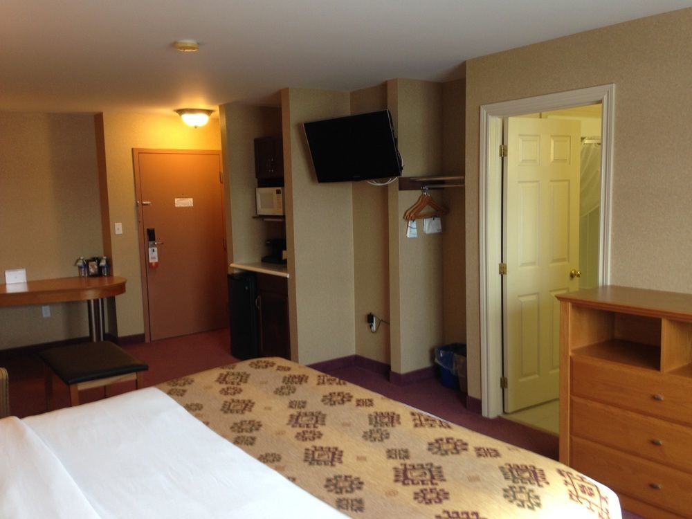 Quality Inn & Suites Cornwall Екстер'єр фото