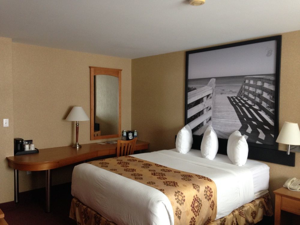 Quality Inn & Suites Cornwall Екстер'єр фото
