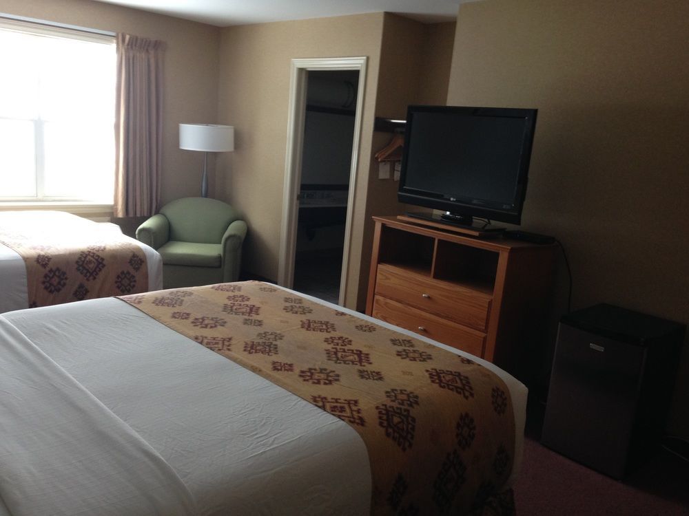Quality Inn & Suites Cornwall Екстер'єр фото