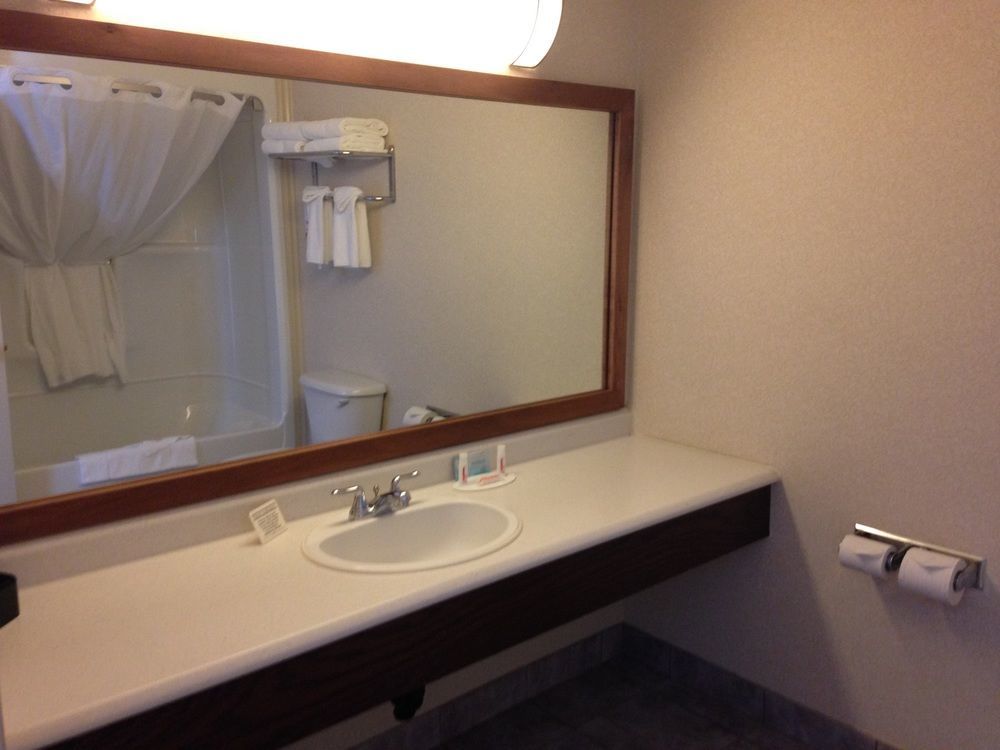 Quality Inn & Suites Cornwall Екстер'єр фото