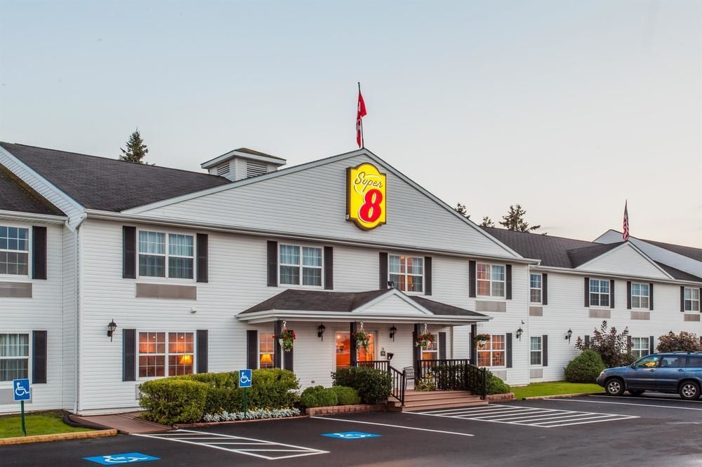 Quality Inn & Suites Cornwall Екстер'єр фото