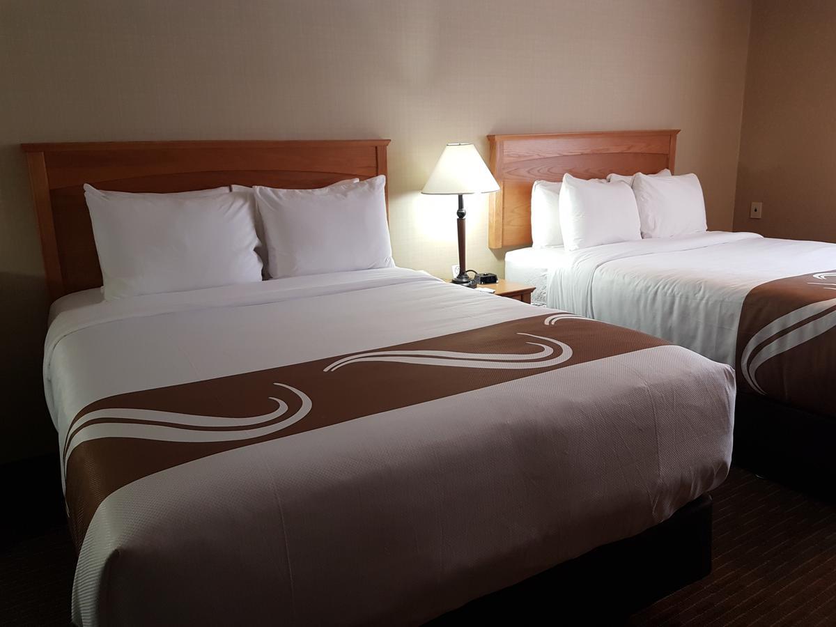 Quality Inn & Suites Cornwall Екстер'єр фото