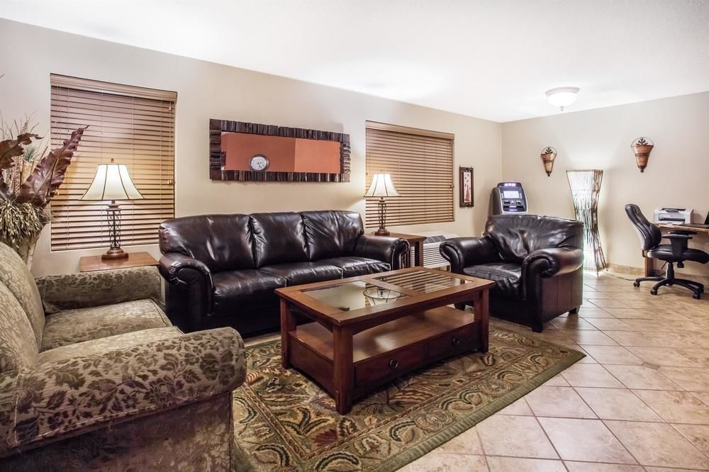 Quality Inn & Suites Cornwall Екстер'єр фото