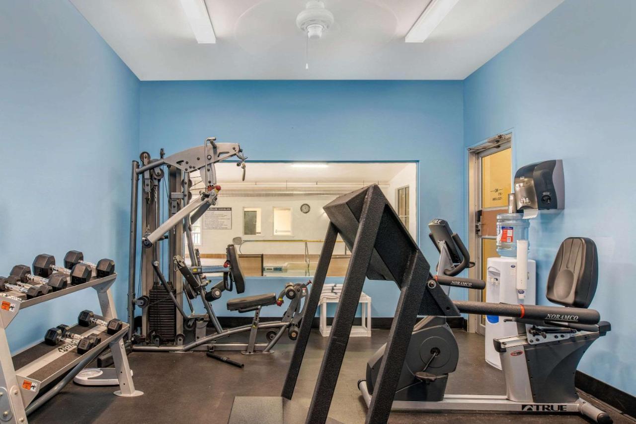 Quality Inn & Suites Cornwall Екстер'єр фото