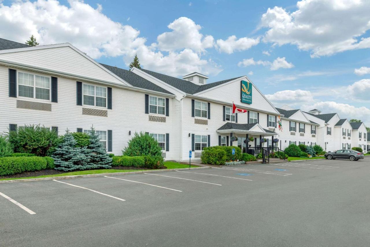 Quality Inn & Suites Cornwall Екстер'єр фото