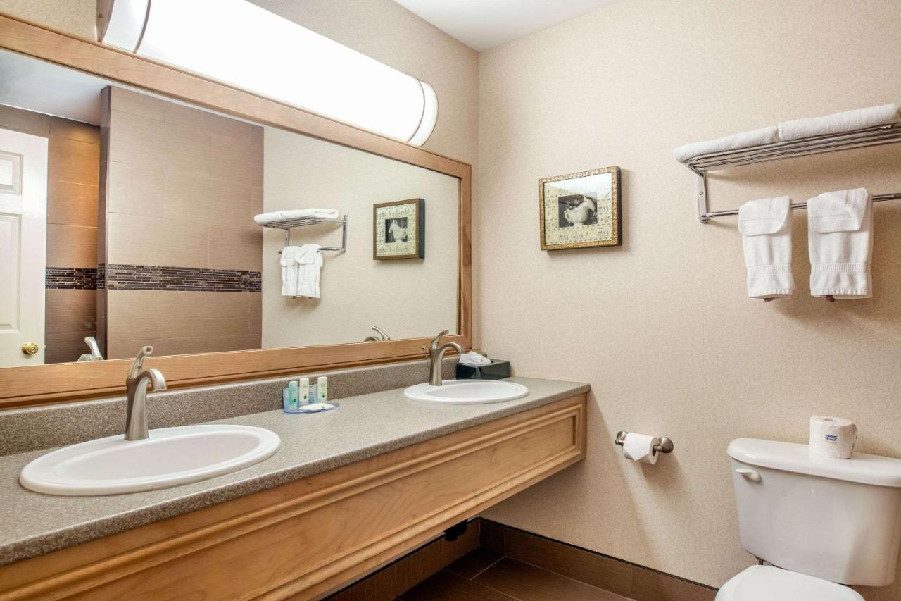 Quality Inn & Suites Cornwall Екстер'єр фото