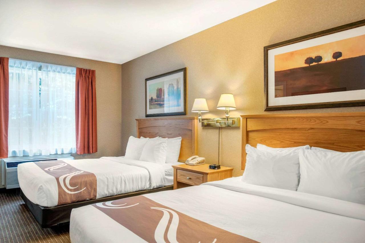 Quality Inn & Suites Cornwall Екстер'єр фото
