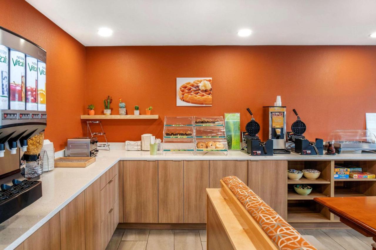 Quality Inn & Suites Cornwall Екстер'єр фото