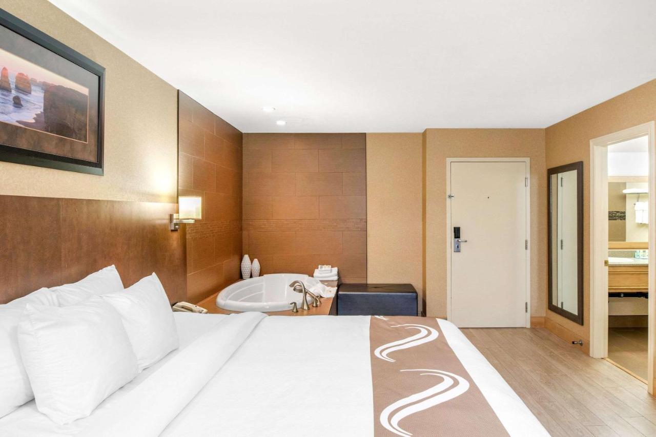 Quality Inn & Suites Cornwall Екстер'єр фото