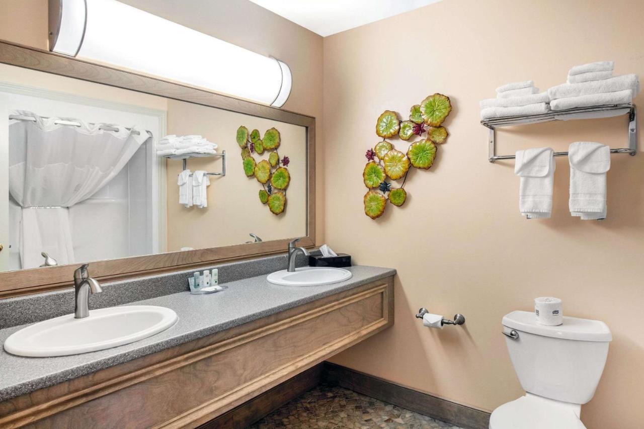 Quality Inn & Suites Cornwall Екстер'єр фото
