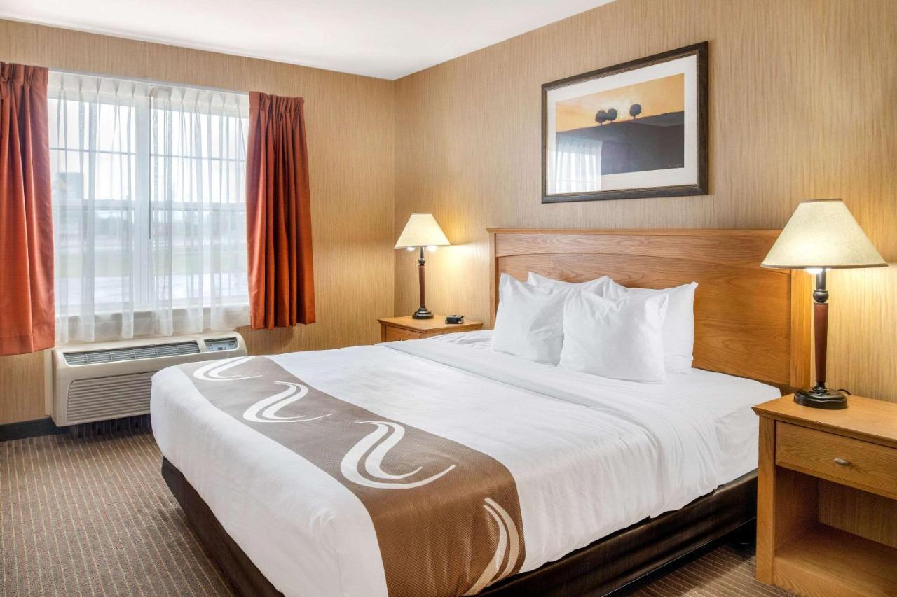 Quality Inn & Suites Cornwall Екстер'єр фото