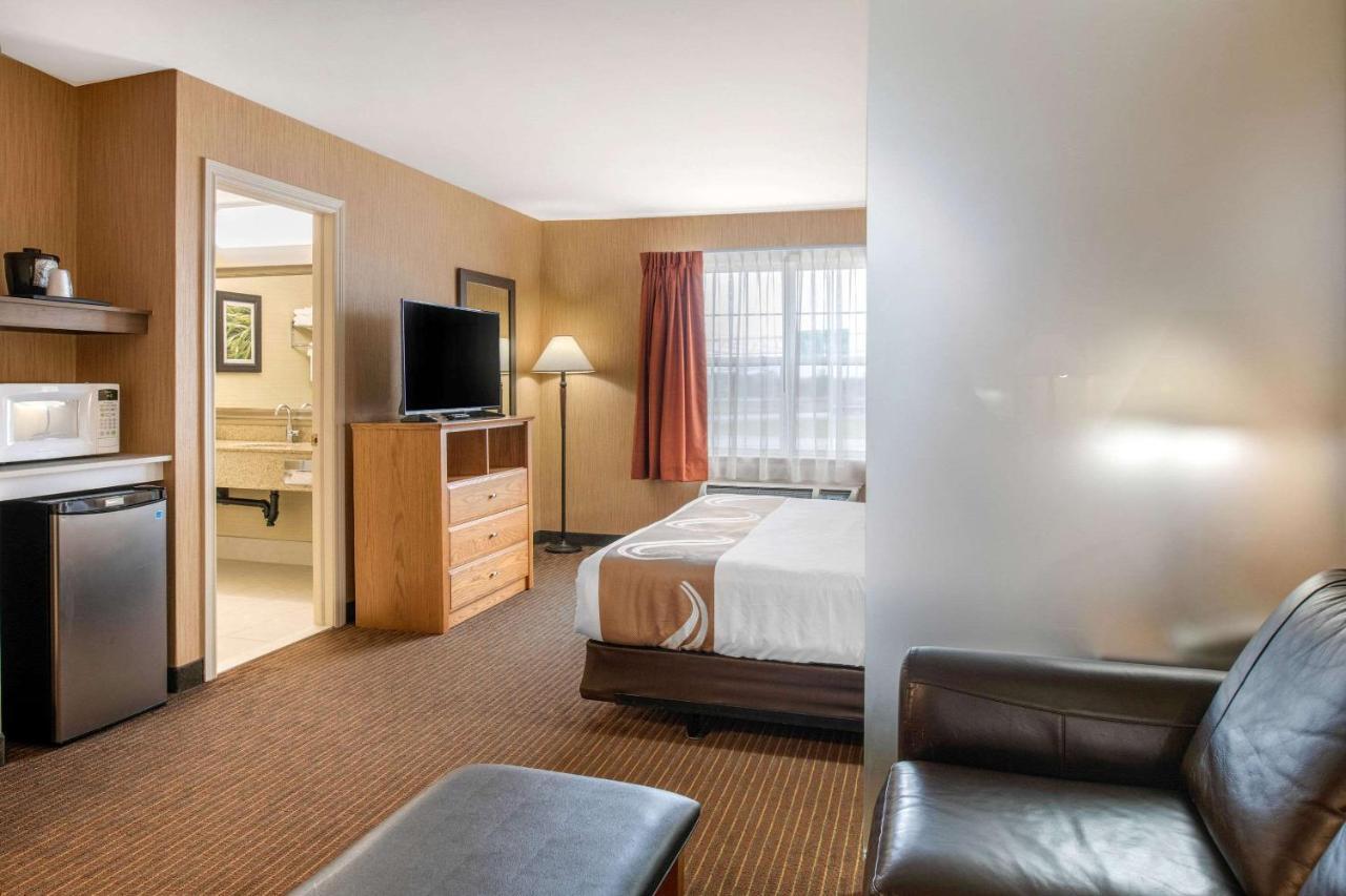 Quality Inn & Suites Cornwall Екстер'єр фото
