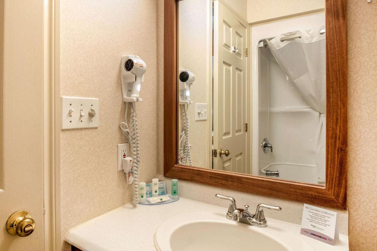 Quality Inn & Suites Cornwall Екстер'єр фото