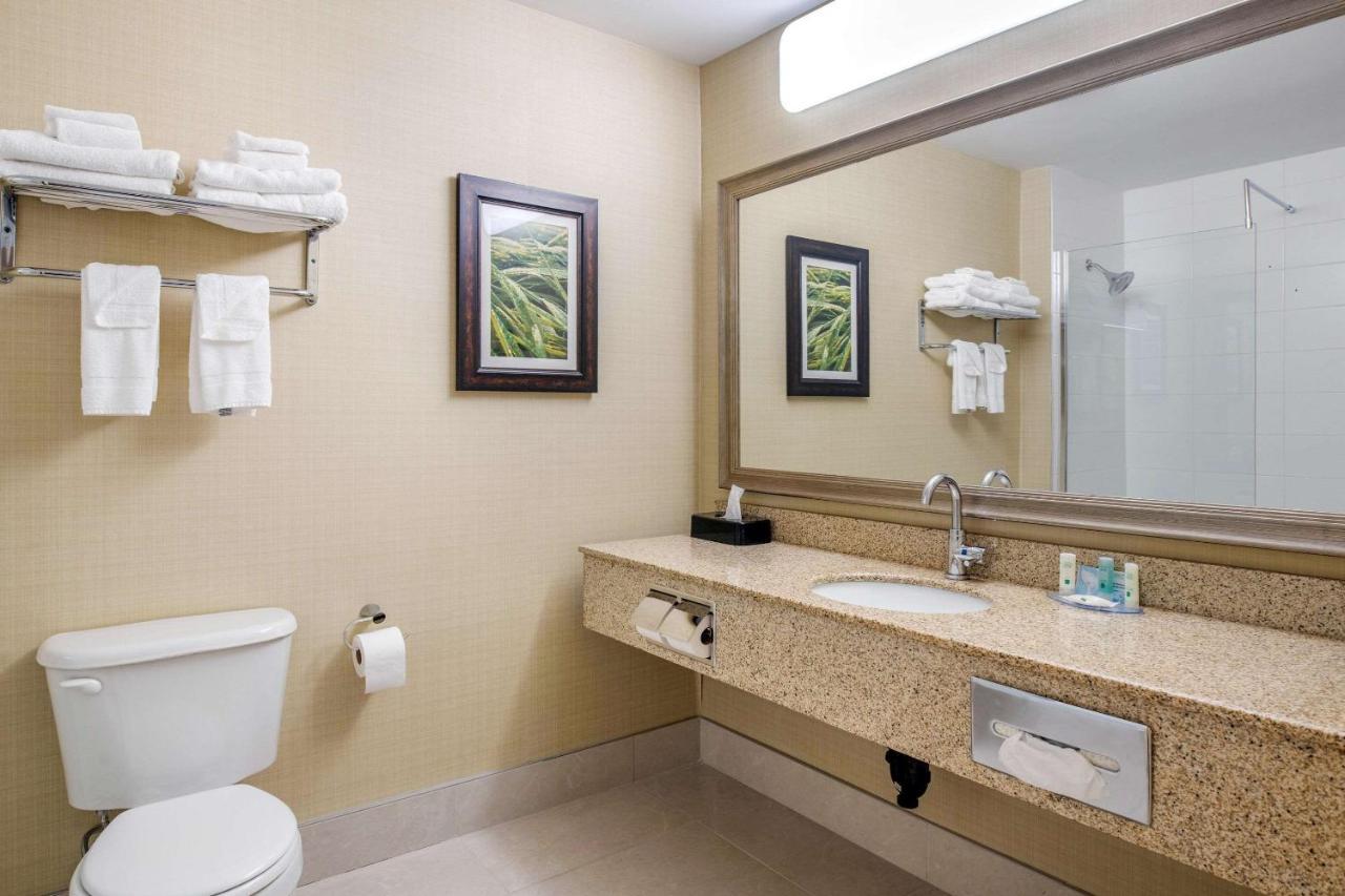 Quality Inn & Suites Cornwall Екстер'єр фото