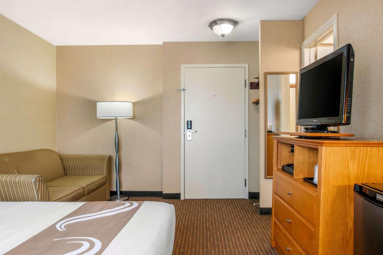 Quality Inn & Suites Cornwall Екстер'єр фото