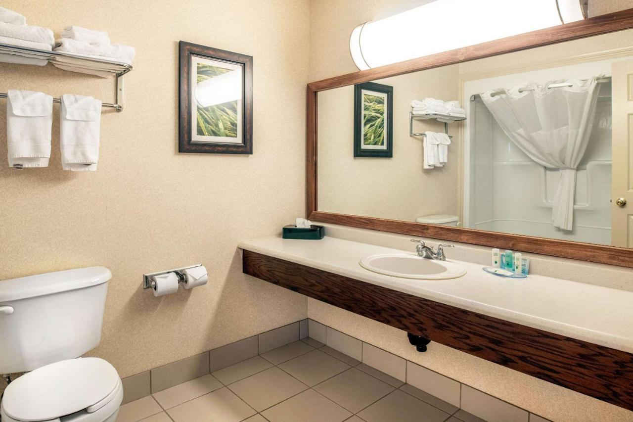 Quality Inn & Suites Cornwall Екстер'єр фото