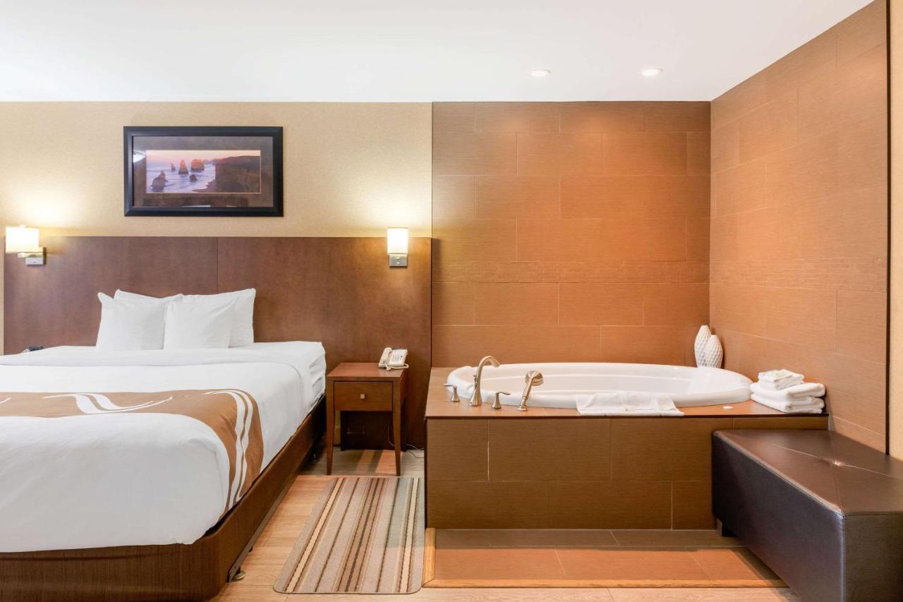Quality Inn & Suites Cornwall Екстер'єр фото