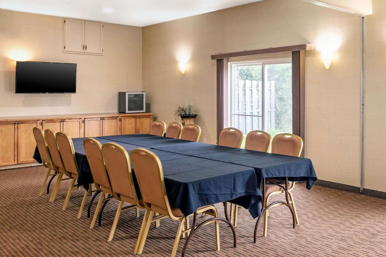 Quality Inn & Suites Cornwall Екстер'єр фото