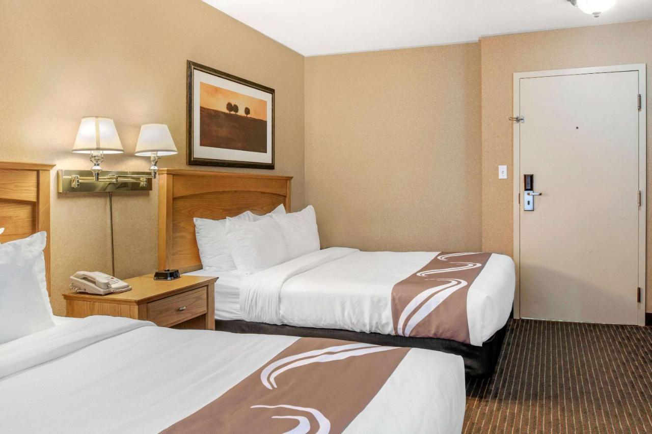 Quality Inn & Suites Cornwall Екстер'єр фото