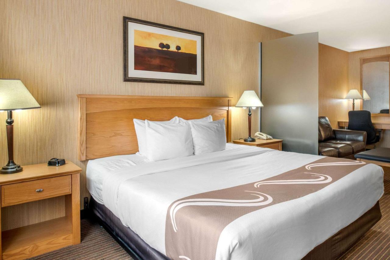 Quality Inn & Suites Cornwall Екстер'єр фото