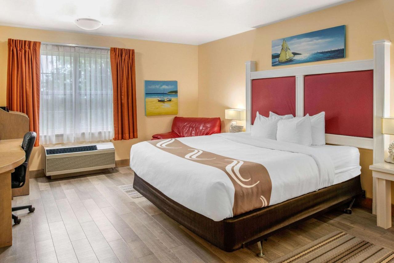 Quality Inn & Suites Cornwall Екстер'єр фото